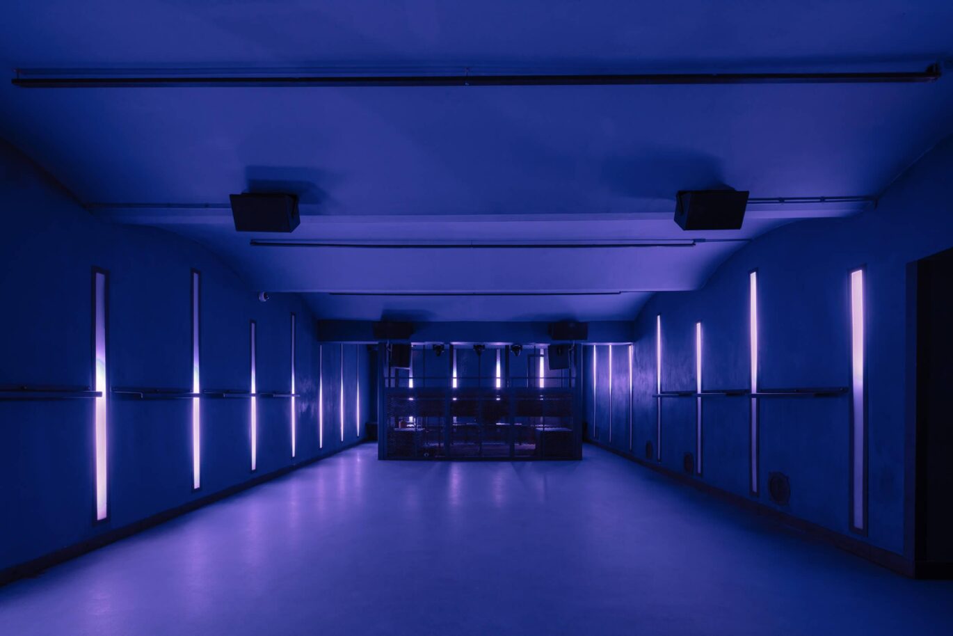 Interaktivní LED osvětlení na míru u pultu DJ