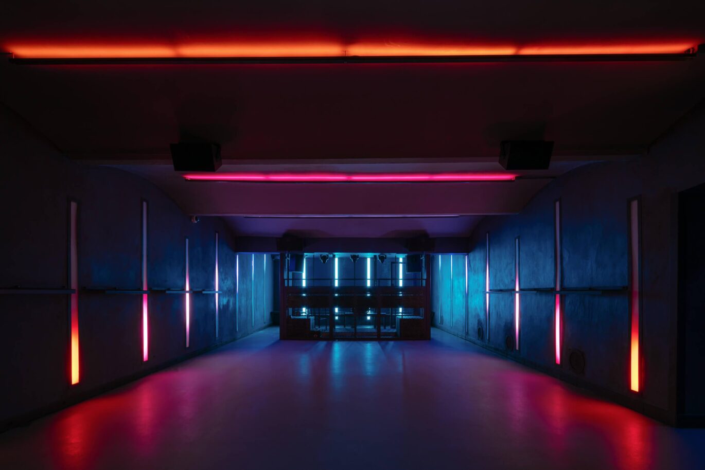 Interaktivní LED osvětlení na míru u pultu DJ