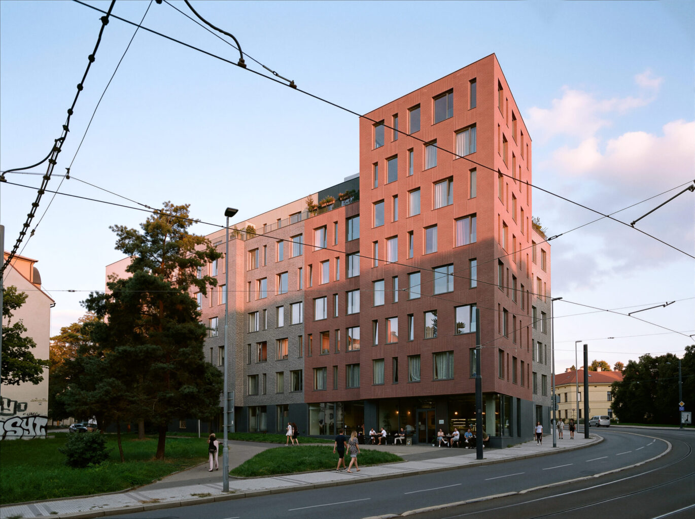 bytový dům na nároží v pražské Libni s cihlovou fasádou a komerčním parterem, pohled z ulice, návrh od archiektů z MA Studia