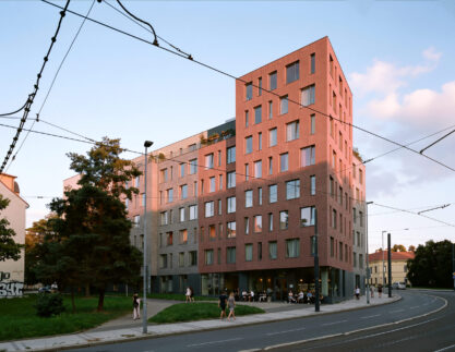 bytový dům na nároží v pražské Libni s cihlovou fasádou a komerčním parterem, pohled z ulice, návrh od archiektů z MA Studia