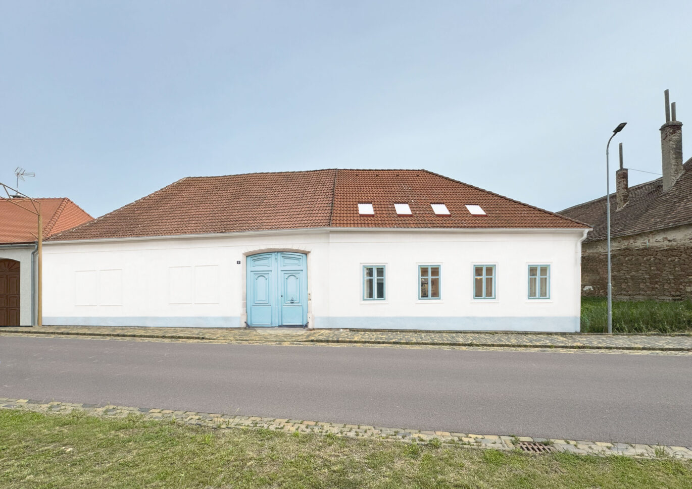ulice – modra fasada