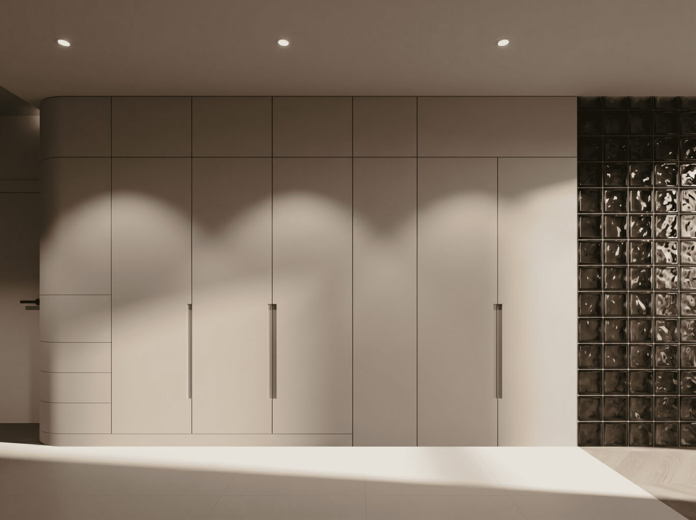 Vestavěné skříně na míru v bytě na Praze 2 vedle stěny z luxferů, návrh od architektů z MA Studia