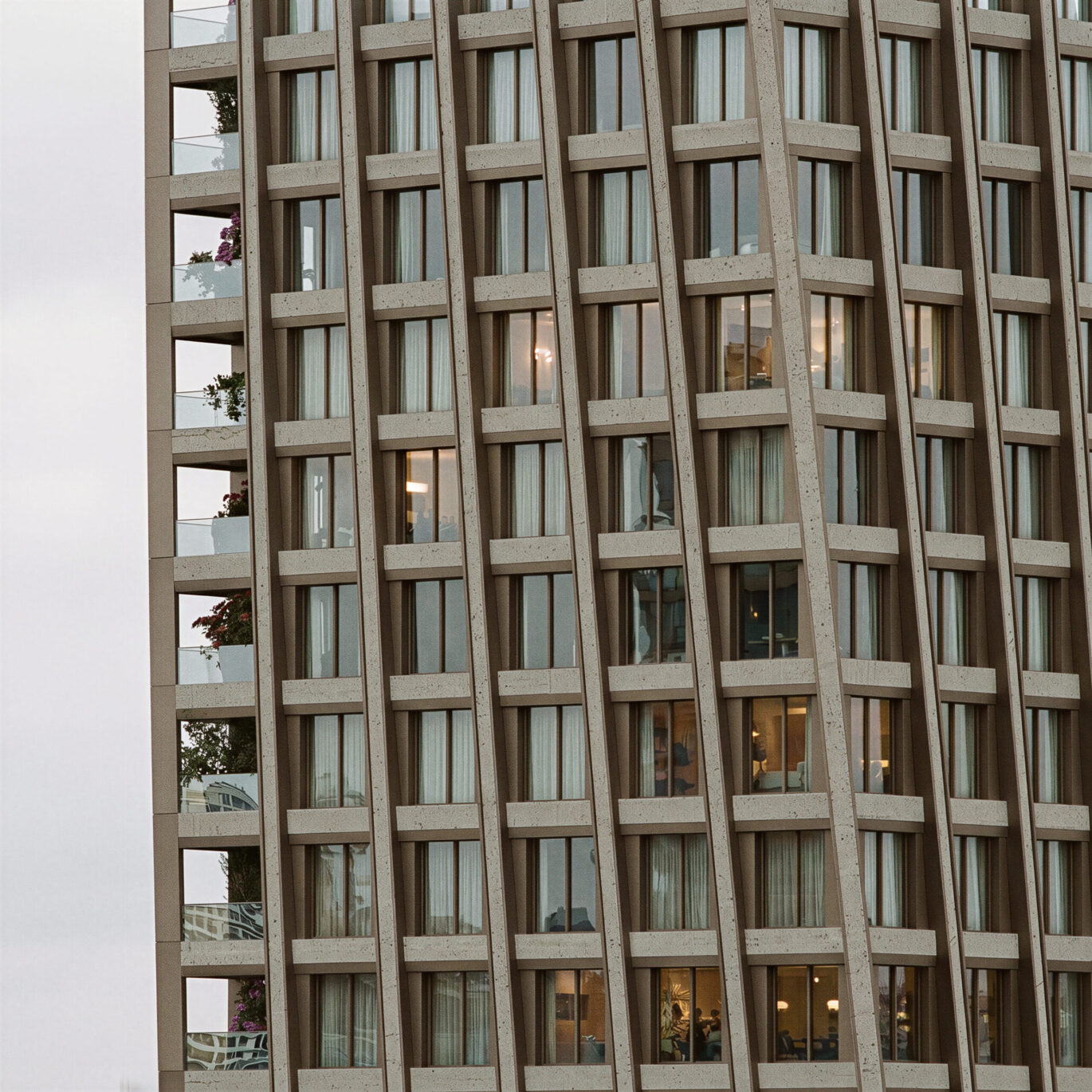 Detail fasády Harfa Towers: pohledový beton