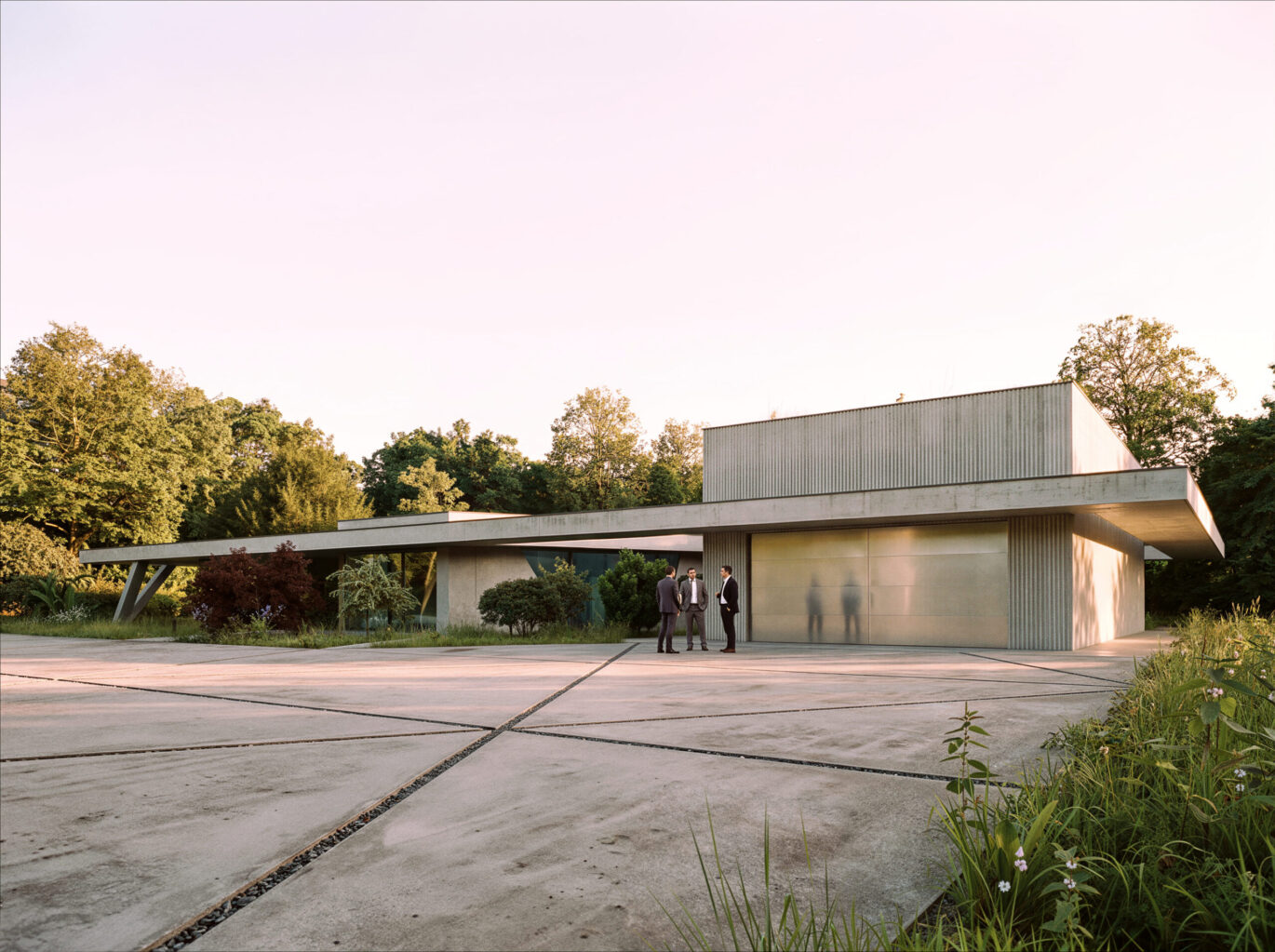 Sídlo MAVI monolity, hlavní budova z pohledového betonu s technickou částí a vykonzolovanou střechou, návrh od architektů z MA Studia